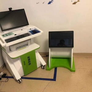 拓德科技工程師王工和劉工兒童體檢系統(tǒng)工作站裝機進(jìn)行中